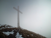 07 La grande croce sbuca nella nebbia